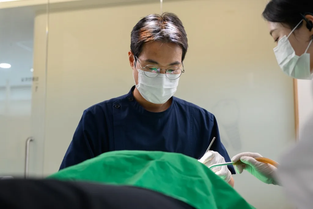 이솔치과의원 대표원장 고경우 — 임플란트 진료에 집중하는 모습