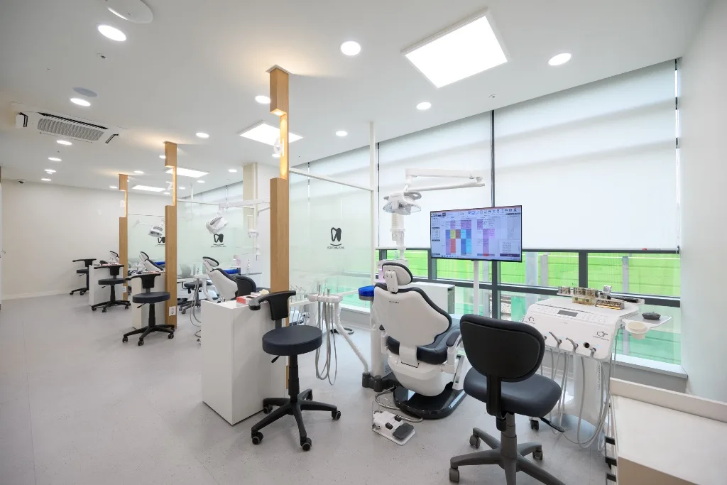 밝고 정돈된 일반 진료 공간